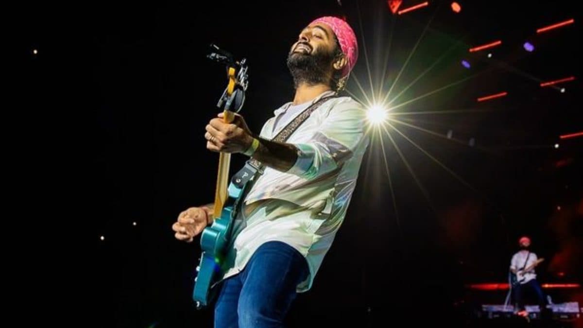 Arijit Singh Apologizes After Security Guard Grabs Female Fan By Neck: ‘I Wish I Was…’