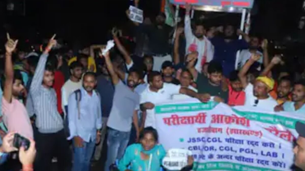 Students Protest Against Alleged JSSC CGL Exam Paper Leak By Submitting Blank Answer Sheets